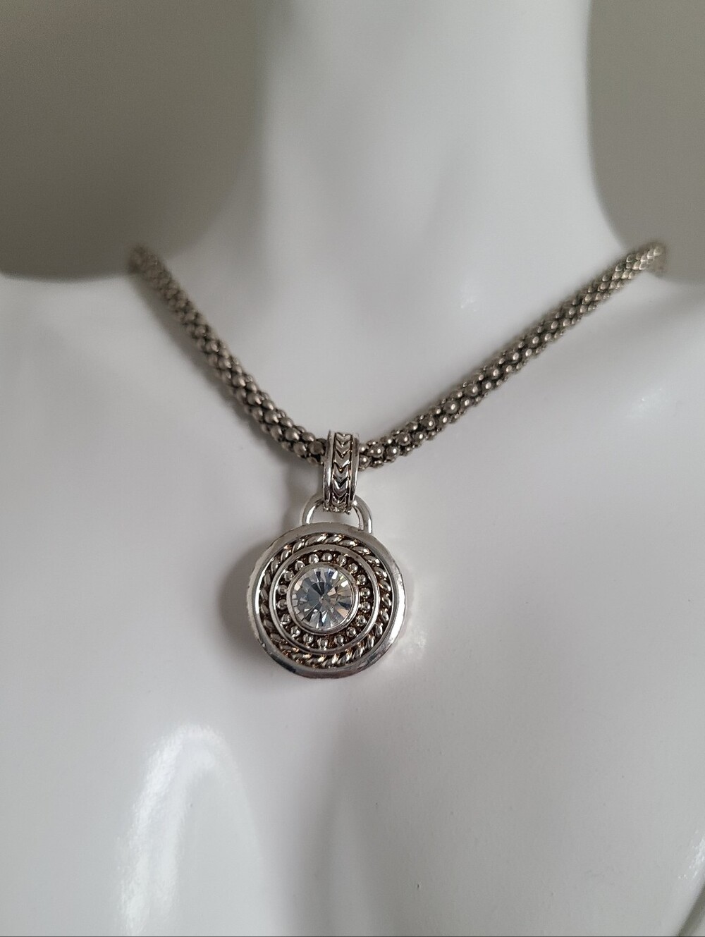 Vintage Chunky Silver Tone Costume Circle Medallion Halo Pendant Chain Necklace